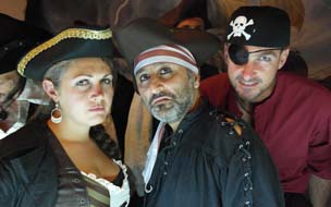 Personnel du siège Djuringa Juniors déguisés en pirates