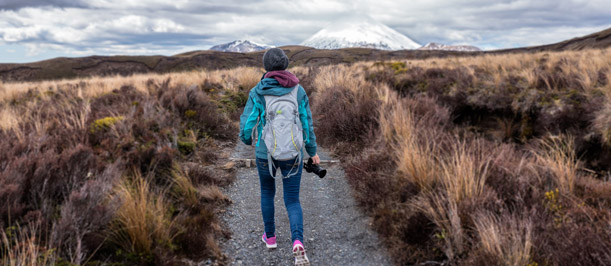 Adolescente en voyage avec son sac à dos