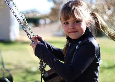 Jeune fille faisant de la balançoire