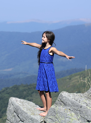 Jeune fille en colonie de vacances à la montagne