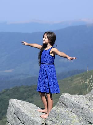 Jeune fille en colonie de vacances à la montagne