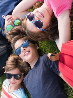 Groupe d'enfants amis allongés dans l'herbe