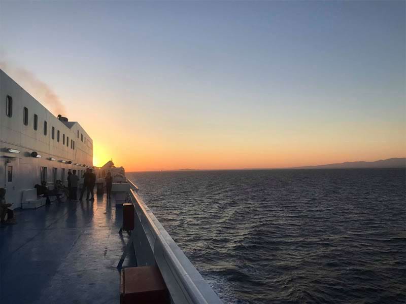 Vue sur un coucher de soleil depuis le fery d'une colonie de vacances 