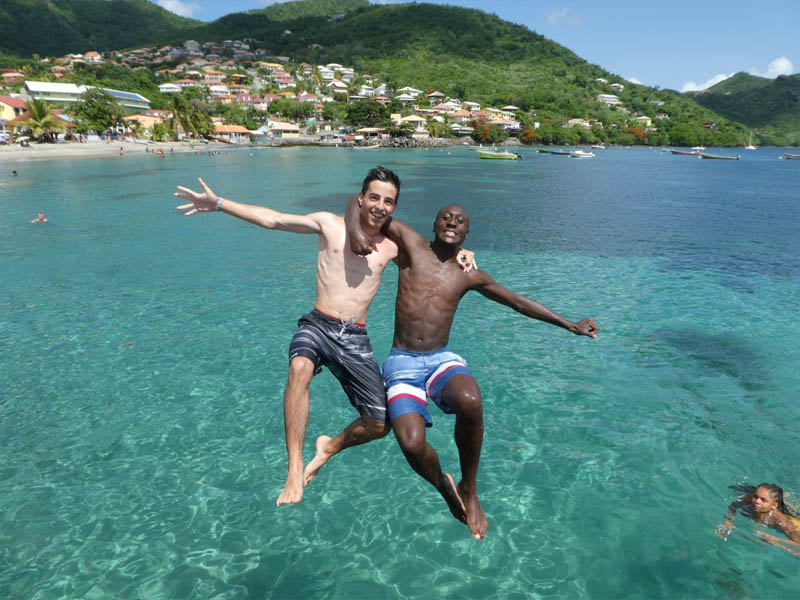 Adolescents se baignant en colonie de vacances en Martinique