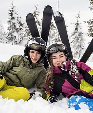 Deux adolescents en colonie de vacances de neige au ski cet hiver