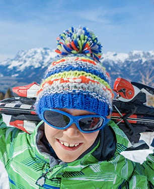 Portrait d'un enfant sur les pistes de ski en colonie de vacances