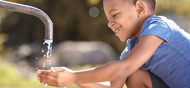 Enfant se lavant les mains en colonie de vacances