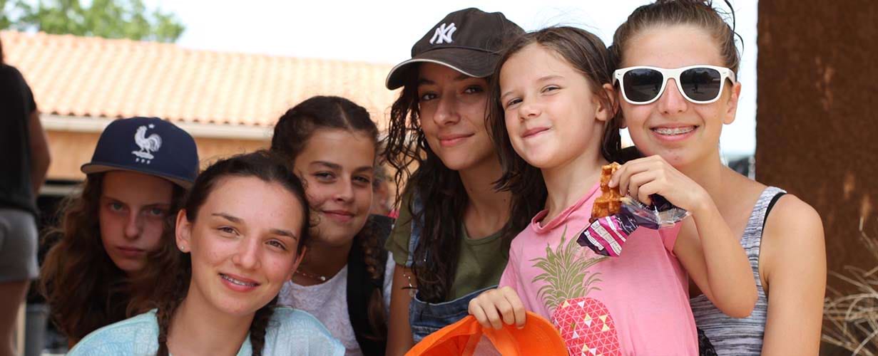 Groupe d'enfants en colonie de vacances 