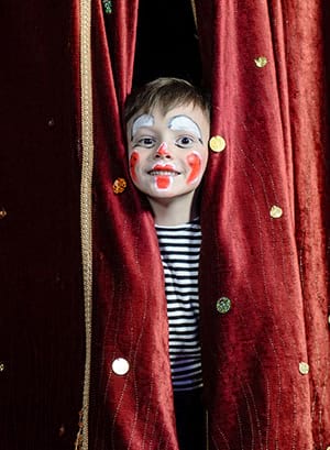 Enfant déguisé en clown en colonie de vacances artistique