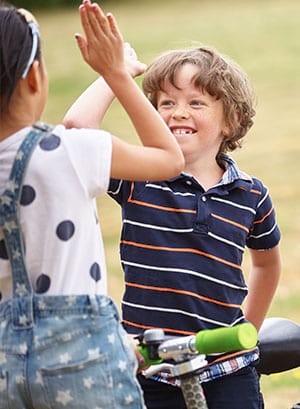 Enfant à la campagne en colonie de vacances multiactivités