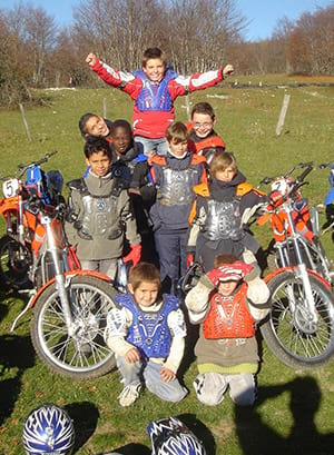 Groupe d'enfants en colo sports mécaniques à la toussaint