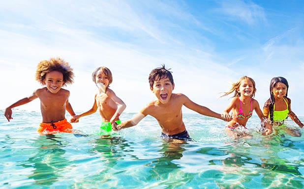 Photos d'enfants se baignant à la mer cet été en colo