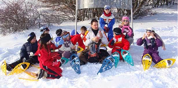 Enfants avec des raquettes à neige en colo