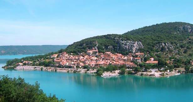 Vue sur le lac sainte croix en colonie de vacances dans le var cet été