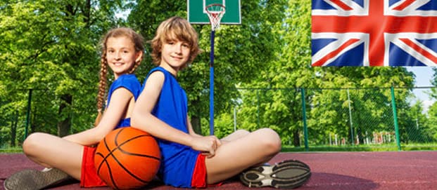 Jeunes en colo faisant du basket et apprenant l'anglais