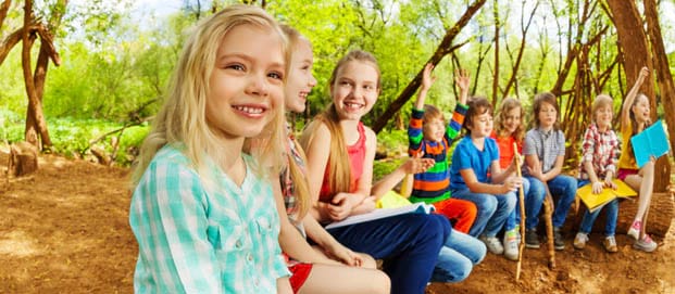 Groupe d'enfants apprenant l'anglais en colo