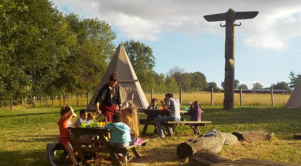 Vue sur le centre de colos avec tipis cet été