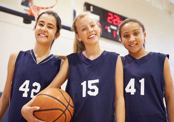 Jeunes filles en stage sportif de basket cet été 