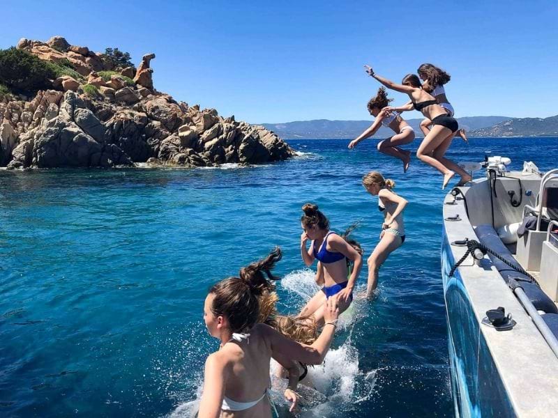 Ados faisant un saut dans l'eau en Corse cet été