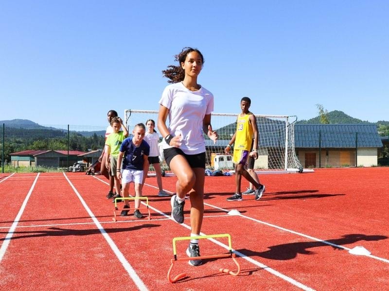 Photo d'une jeune faisant de l'athlétisme en stage sportif 