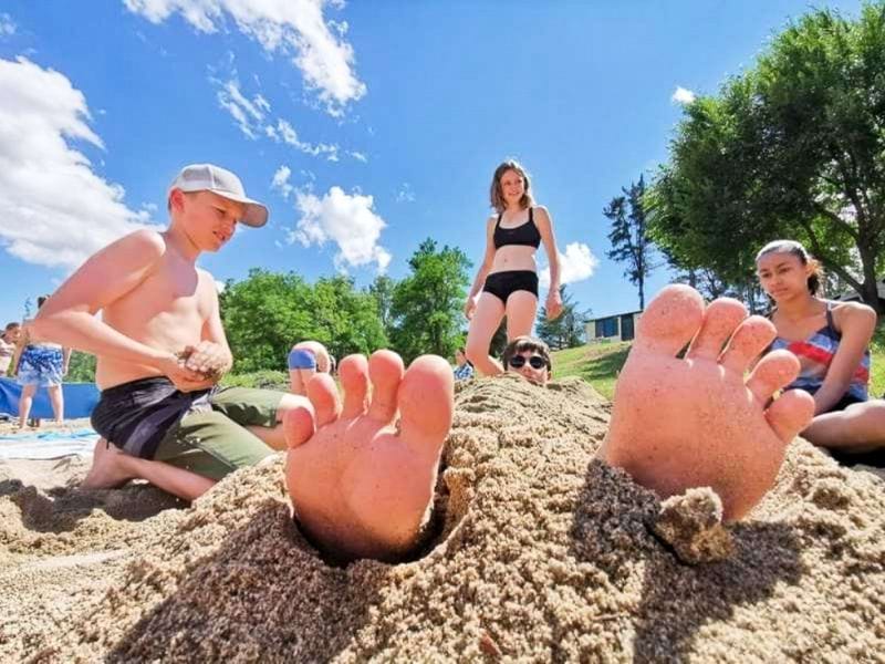 Photo d'un jeune les pieds dans le sable