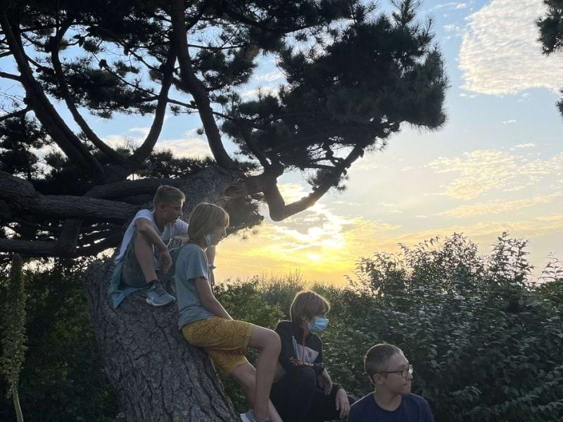 Jeunes devant un coucher de soleil en colo