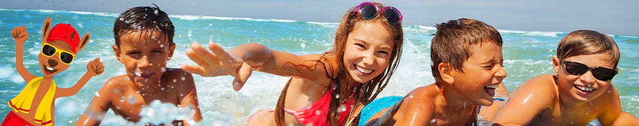 enfants jouant dans l'eau colonie de vacances été mer