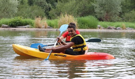 Jeune qui fait du canoe lors d'une colo de vacances dans le Verdon cet été 