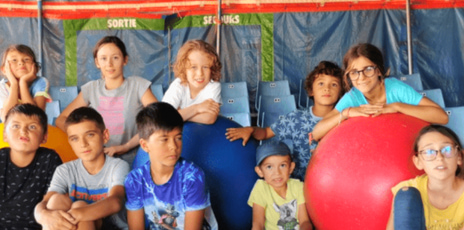 Groupe de jeunes en colo de vacances Cirque et poney cet été