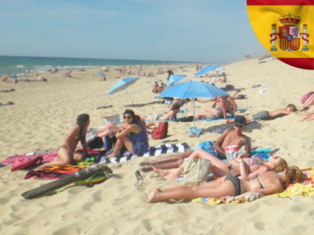 Adolescents bronzant sur une plage d'Espagne en colonie de vacances en été