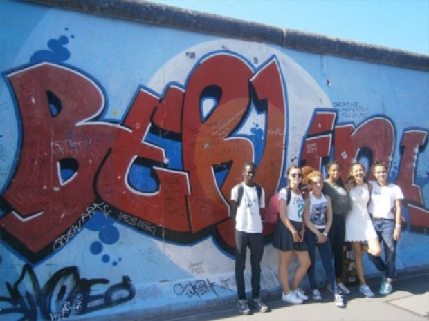 Ados devant le mur de Berlin pendant leur séjour itinérant en Europe