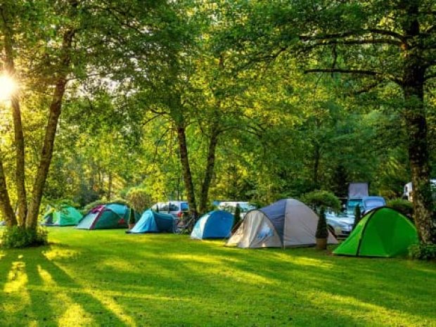 Nuit en bivouac durant la colonie de vacances itinérante en Occitanie en été