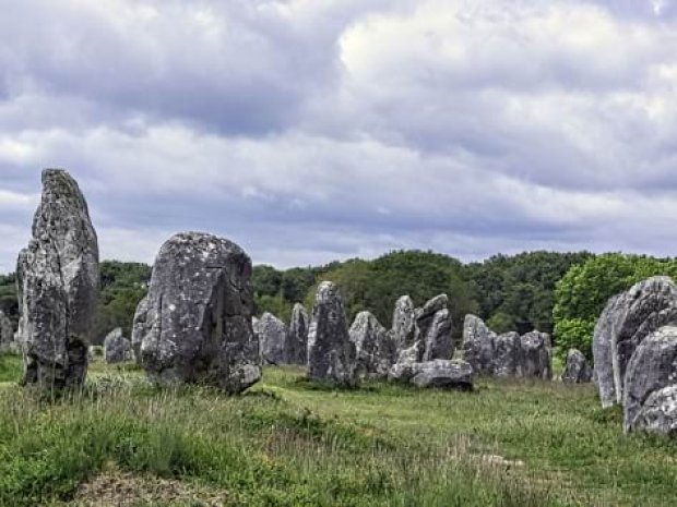 Visite d'un pré celtique en Bretagne pendant la colonie de vacances itinérante 