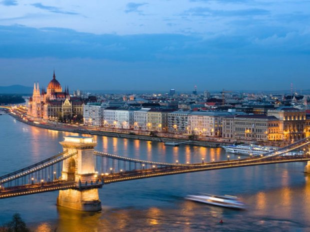 Paysage vu de nuit de Budapest en colonie de vacances cet été