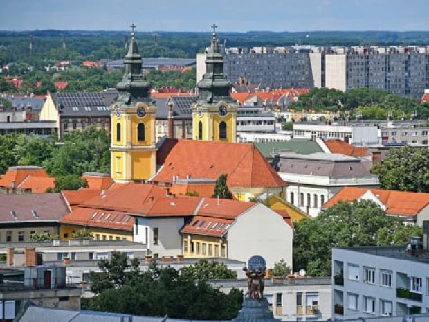 Vue sur les toits de la ville en colonie de vacances ados itinérante