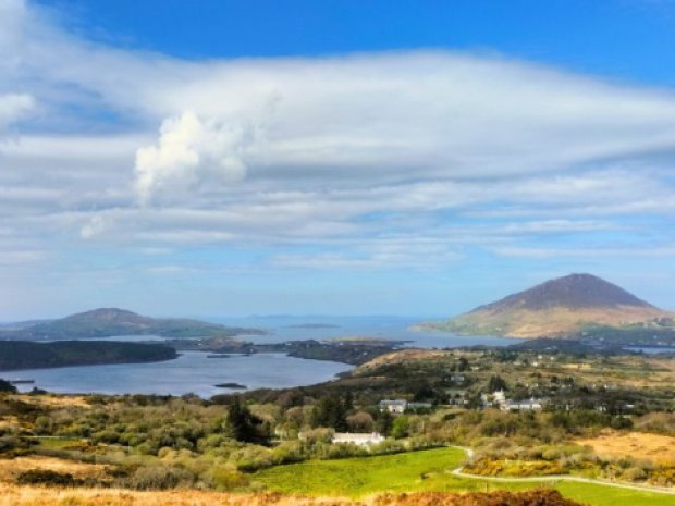 Paysage verdoyant sur l'Irlande où partent en itinérance les ados cet été
