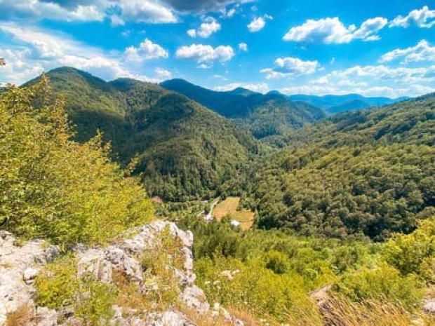 Paysage de Bulgarie en colonie de vacances