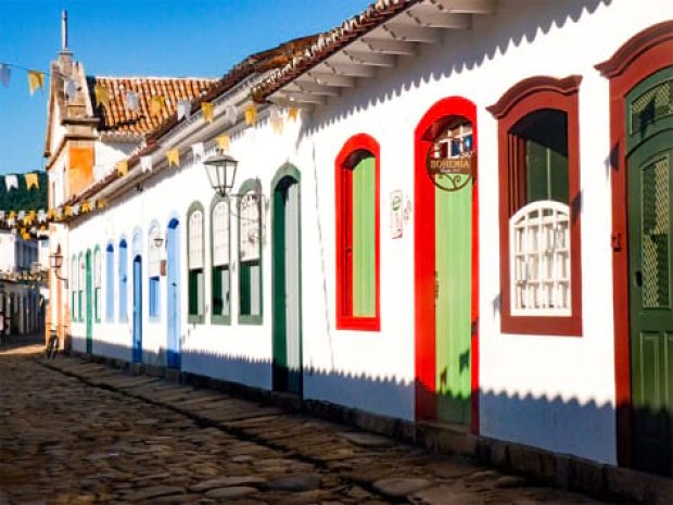 maisons colorées en colonie de vacances aubrésil