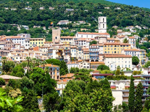 vue sur la ville de grasse et ses façades colorées sud est de la France