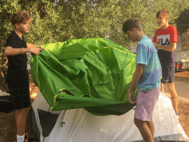Jeunes ados qui montent leur tente en colo de vacances itinérante en Croatie cet été
