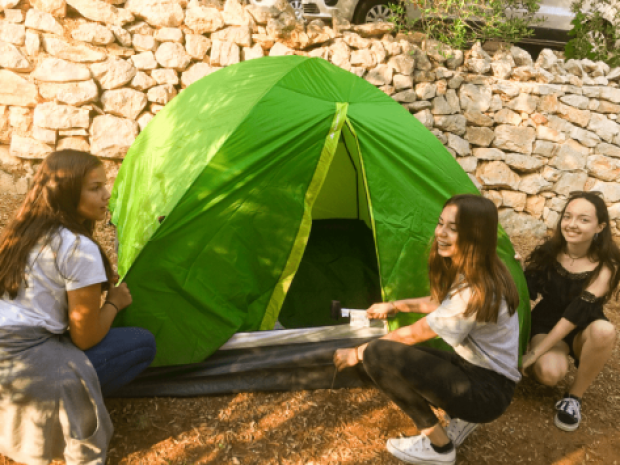 Jeunes filles qui montent leur tente en colo de vacances cet été en Croatie