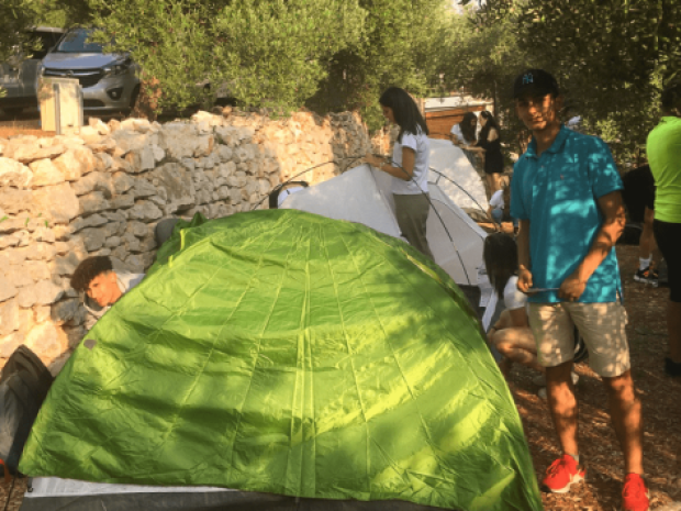Ados qui montent leur campement en colo de vacances itinérante cet été en Croatie