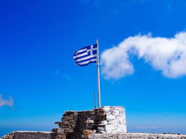 Drapeau grec en colo de vacances cet été où les jeunes dorment en auberges et en campings