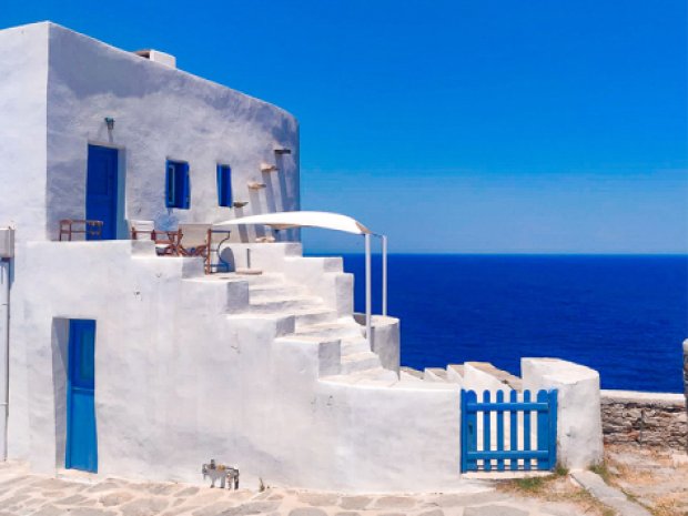 Paysage bleu et blanc en colo de vacances en Grèce cet été où les ados sont hébergés en auberges de jeunesse et camping