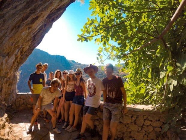 Groupe de jeunes en colo de vacances en Grèce cet été où ils sont hébergés en auberges et en campings 