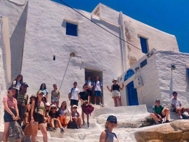Groupe d'ados en colo de vacances en Grèce en itinérance, qui sont logés en campings et auberges