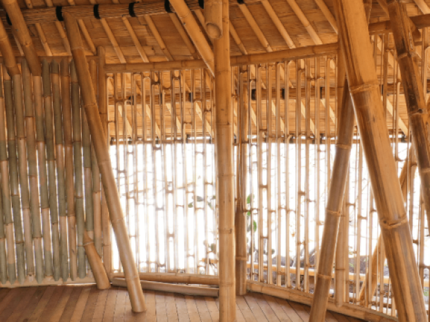 Vue sur une guest-houses en bambou au Nepal où les ados peuvent passer quelques nuits durant leur colo