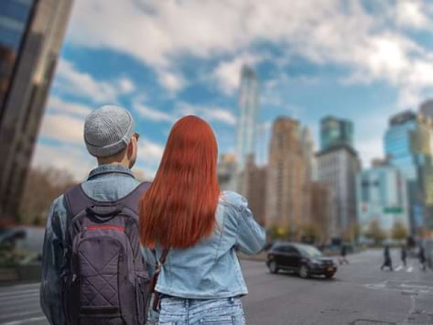 Deux jeunes qui se baladent dans les rues de New York lors de leur colonie de vacances aux Etats Unis