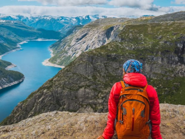 Jeune ado qui observe un paysage de Finlande lors de sa colonie de vacances en itinérance entre Norvège et Suède