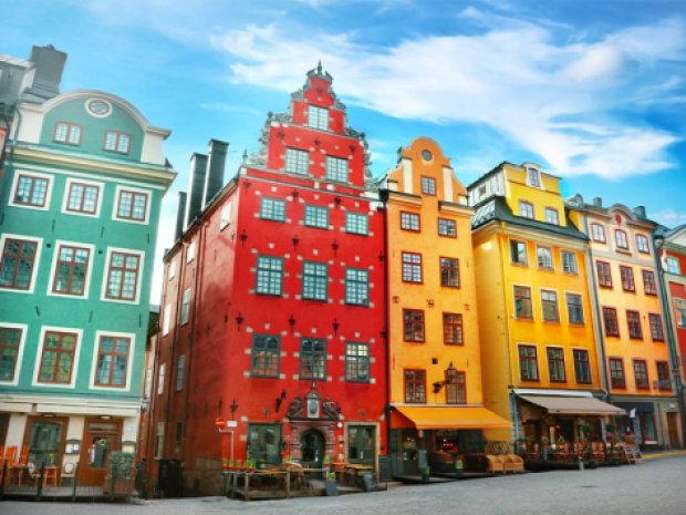 Vue sur les bâtiments colorés d'une rue en Finlande, colonie de vacances durant l'été